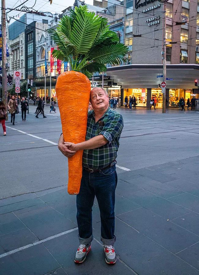 男子携带巨型胡萝卜出没墨尔本街头,背后原因竟是为了这个