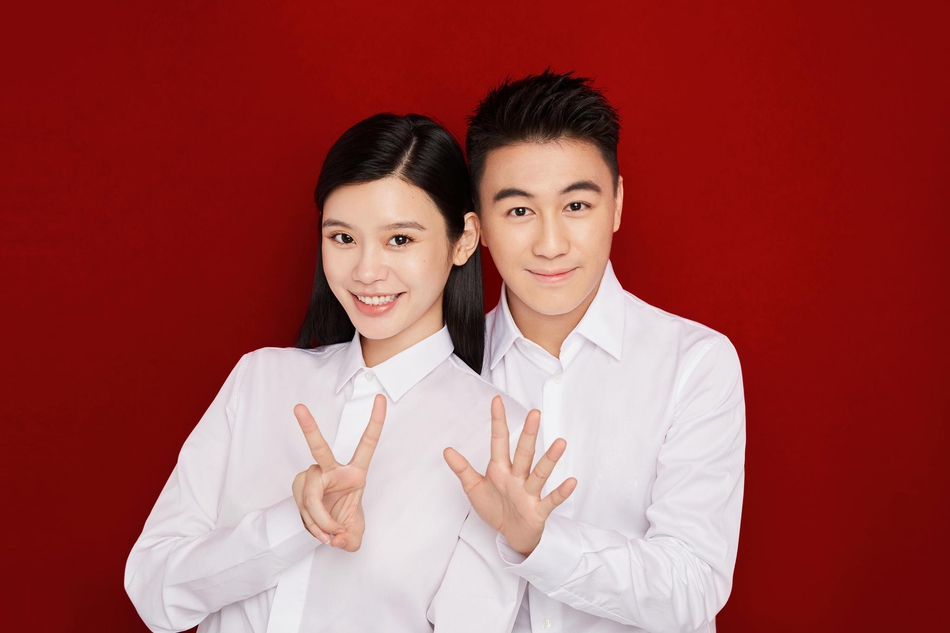 奚梦瑶晒与何猷君结婚证件照 牵手比心夫妻相