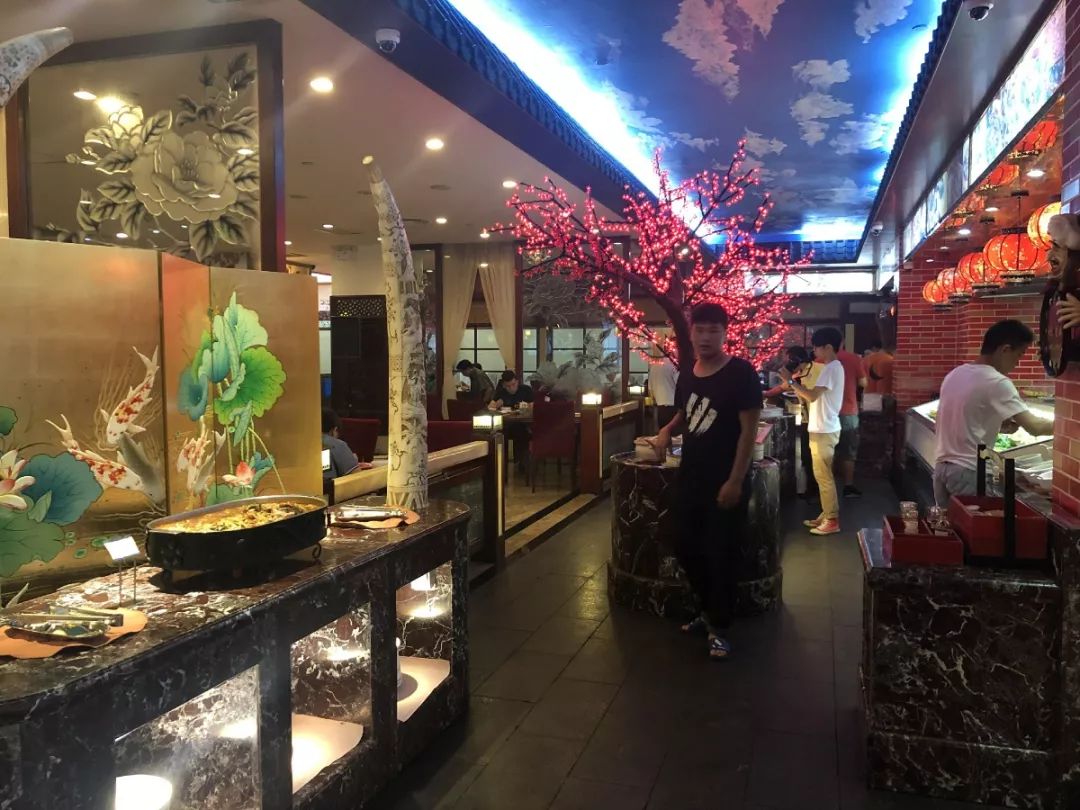 自助餐厅位于桂景大酒店四楼的龙腾阁,餐厅内的坏境布置得古香古色