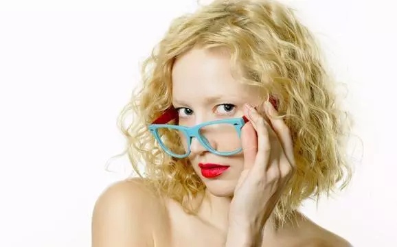 拍照如何让眼睛变大 cbeca76f5276427dac30da71755e44e0.jpeg