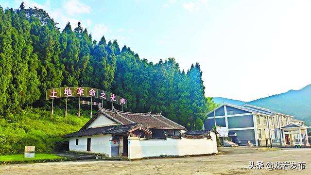 从龙岩城区驱车往南走在龙腾南路大道上,不到20分钟,记者就来到了闽西