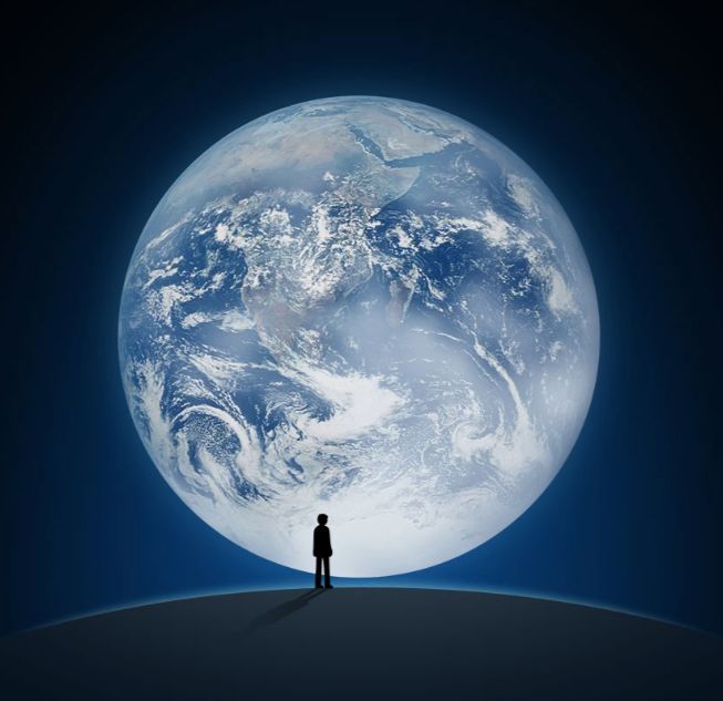 一个人站在地球对面,那么渺小而孤独.