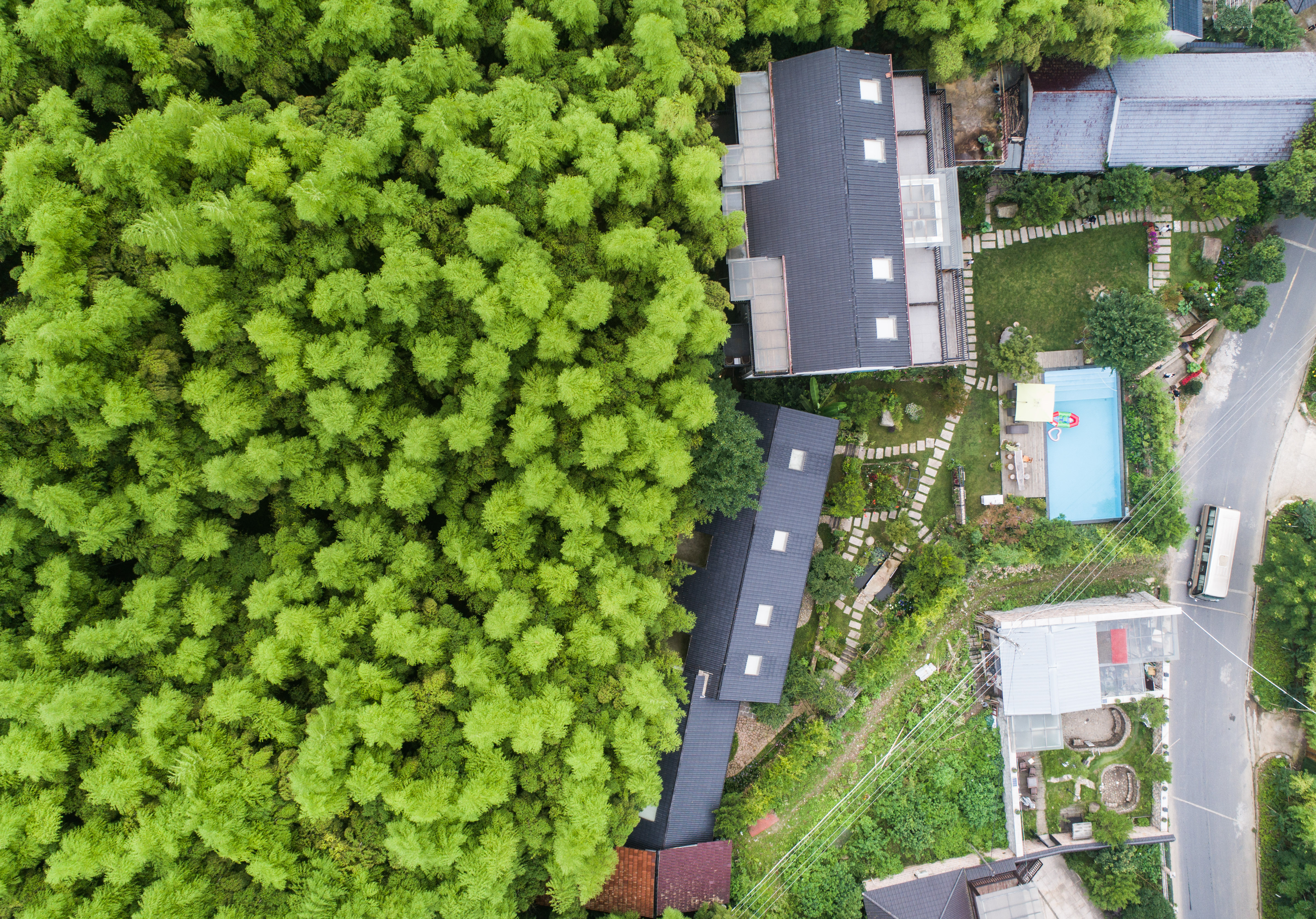 7月4日,空中俯瞰位于莫干山镇仙潭村的一家民宿(无人机拍摄.