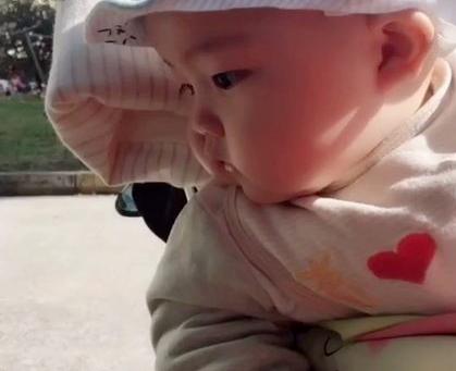                     夏天宝宝总挠头，宝妈以为天气热的原因，医生检查后怒斥：无知