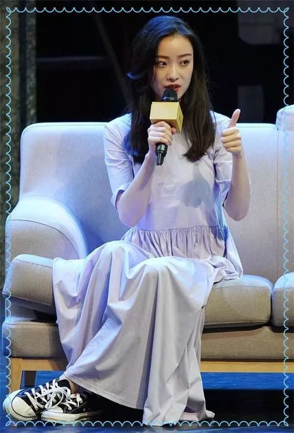别看倪妮舞台上性感奔放,私下里超腼腆,四个坐姿暴露乖乖女本性