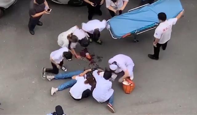 天台玩耍失手扔下砖头,砸死一名女婴""11岁女童24楼扔苹果意外掉落,致