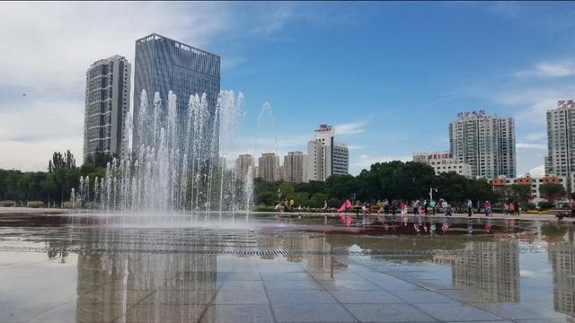 近日西宁新宁广场音乐喷泉启动了广场在音乐喷泉的衬托下景