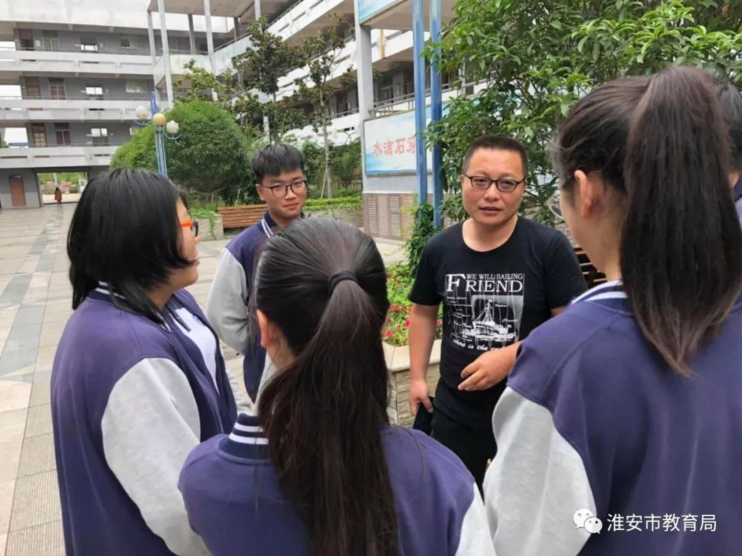 淮安市洪泽湖高级中学 肖军作为在职教师,他积极响应,参军入伍五年