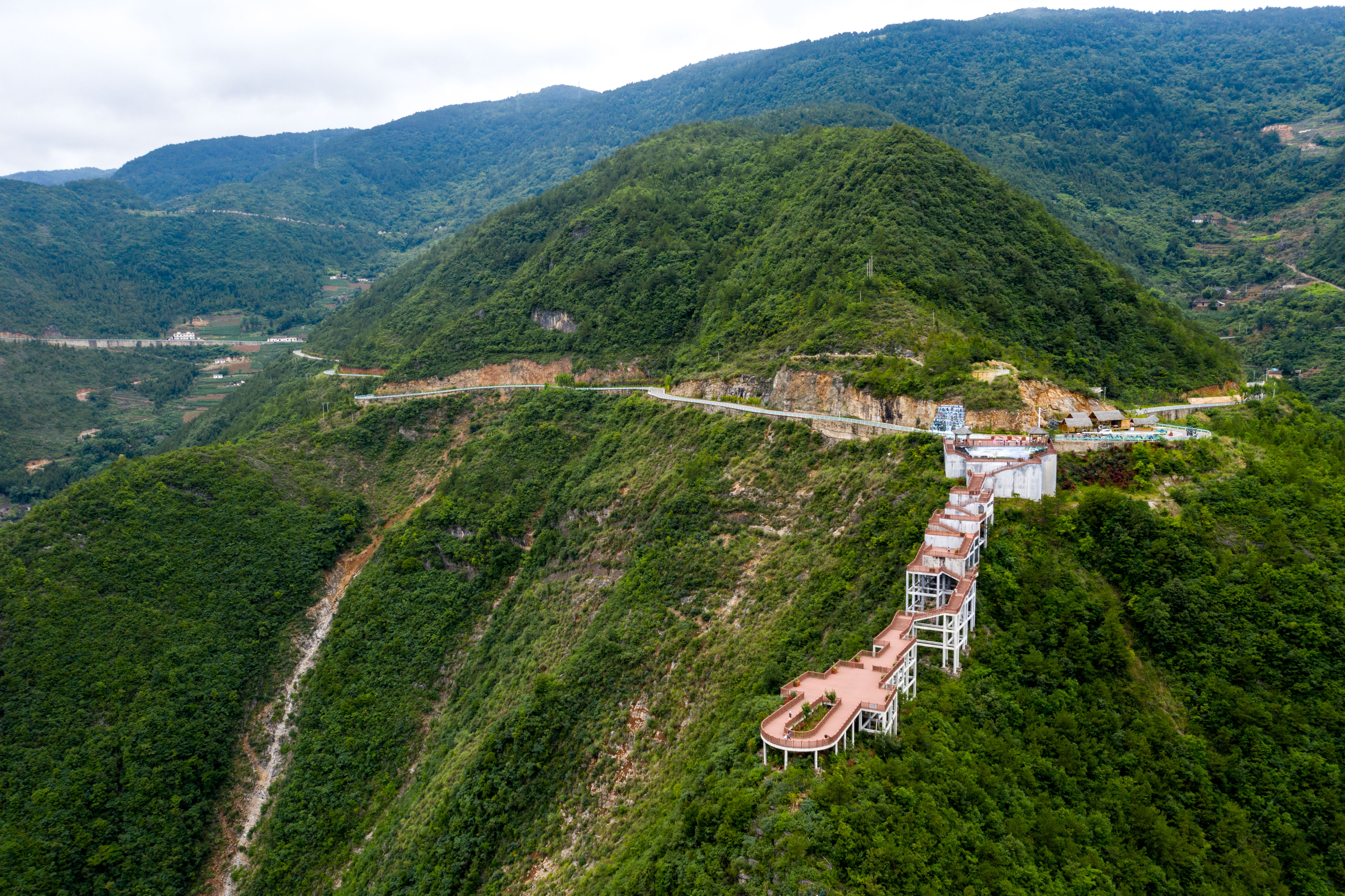 三峡云巅处饱览巫山云雨,尽在神女天路