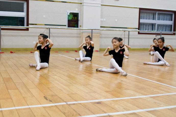舞蹈是人体动态造型美的精华,科学,协调的舞蹈训练,由于经常练习压脚