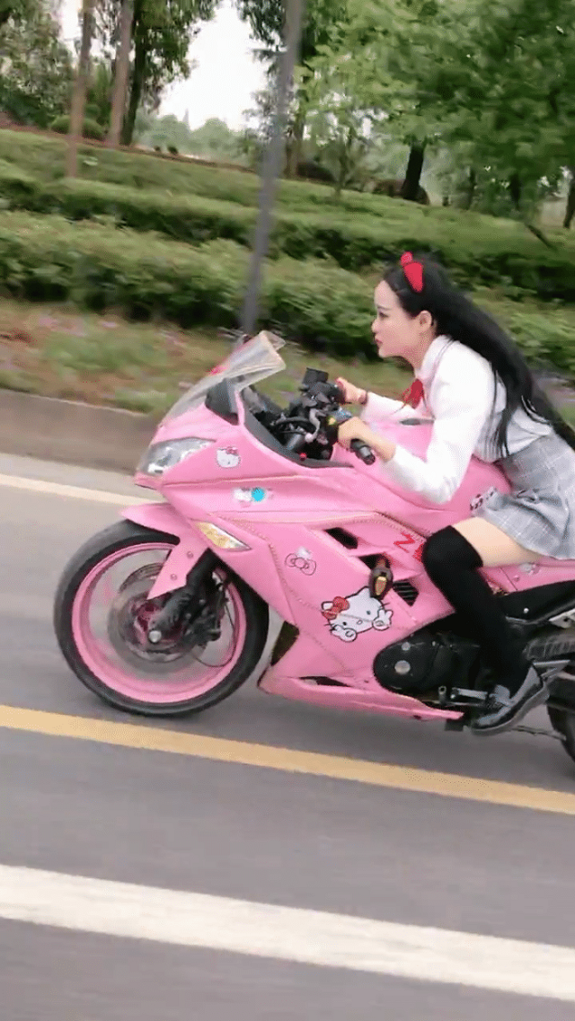 爆笑gif图 穿着短裙骑摩托车的妹子 用实力诠释了何为野性美 高兴啦