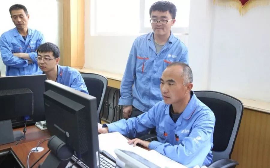 李明兴偷偷瞄着师父,惊异地发现,师父竟然会江湖上失