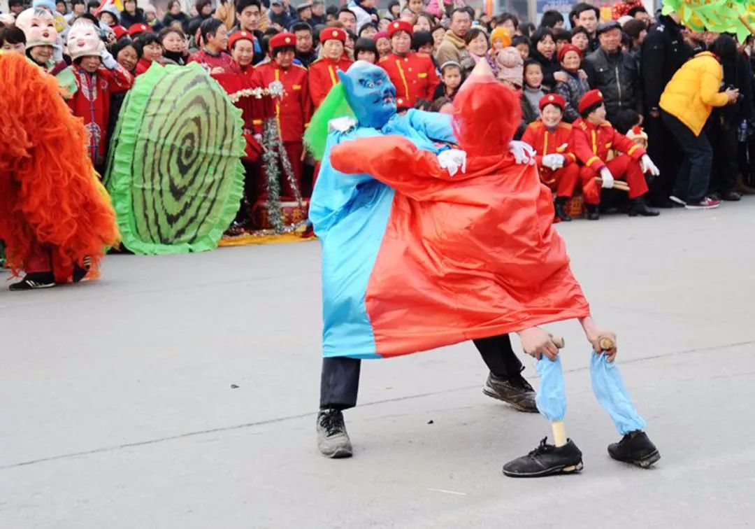 "二鬼摔跤"是街头民间艺术和舞台表演艺术集于一身的汉族民间传统