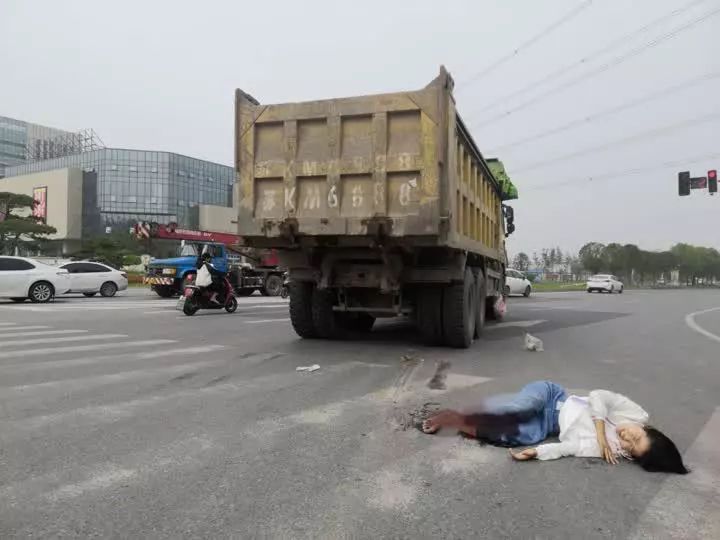 扬州一渣土车撞倒电动车,女骑手腿部遭碾压!