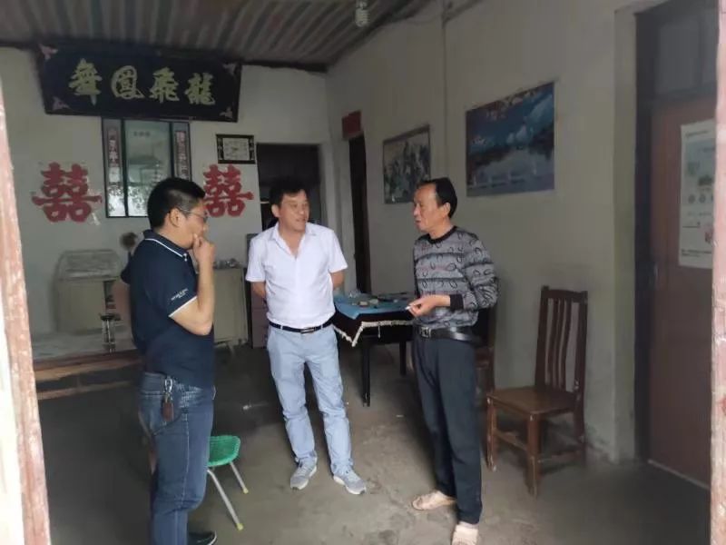 楚常杰,男,现年48岁,一九九一年参加工作,一九九六年加入中国共产党