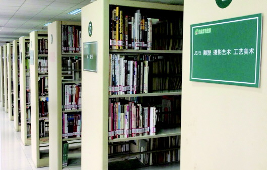 女子看书时遭不明身份男子偷拍裙底 警方介入调查 澳门皇冠手机app下载