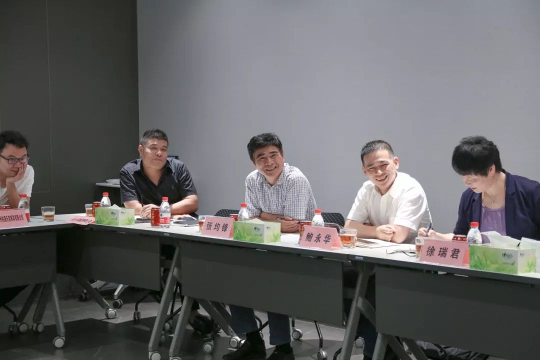 走在最前方的分别是科尔卡诺集团负责人丁雪东与经