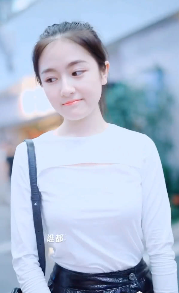 原创李兰迪身穿白t恤配黑皮裙现身机场扎着高马尾满满的甜蜜气息
