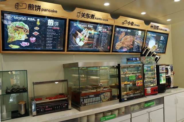 在36524便利店,你可以买到早餐的煎饼,包子,汉堡,三明治等,还有中餐的