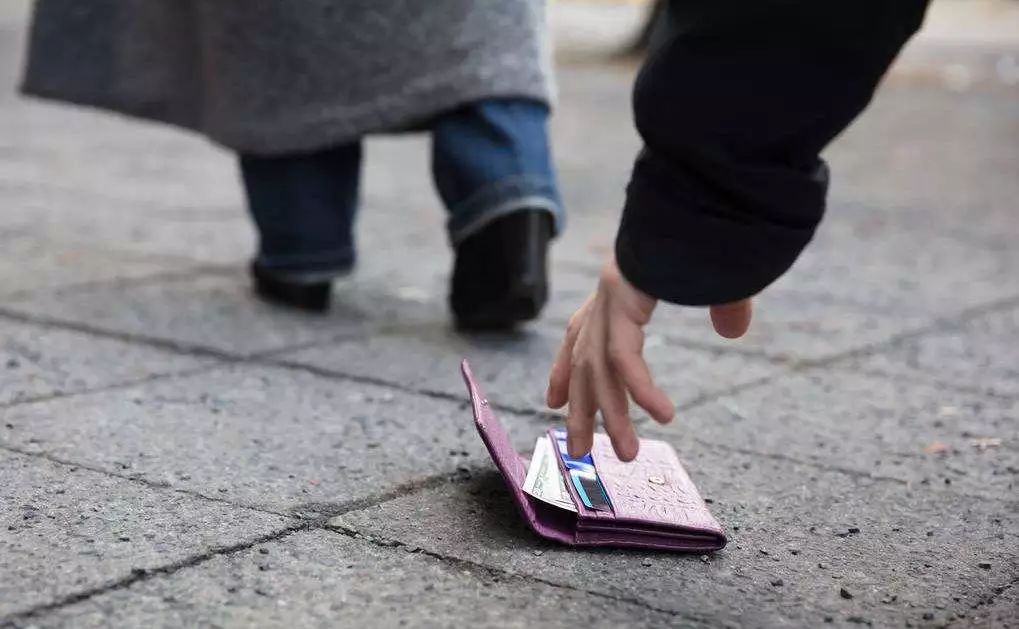梦境中的失落与重生,我梦见别人捡了我的钱包,却看到它被车压过的启示 梦境中的失落与重生,我梦见别人捡了我的钱包,却看到它被车压过的启示