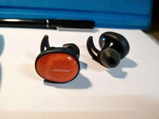 bose soundsport free真无线蓝牙耳机在外观设计上,非常具有一贯的