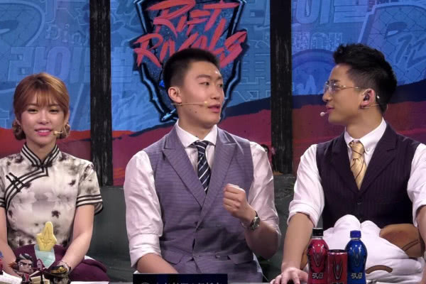 有一种“隐身”叫做解说周淑怡，搭档全程热聊，自己无奈尬笑!