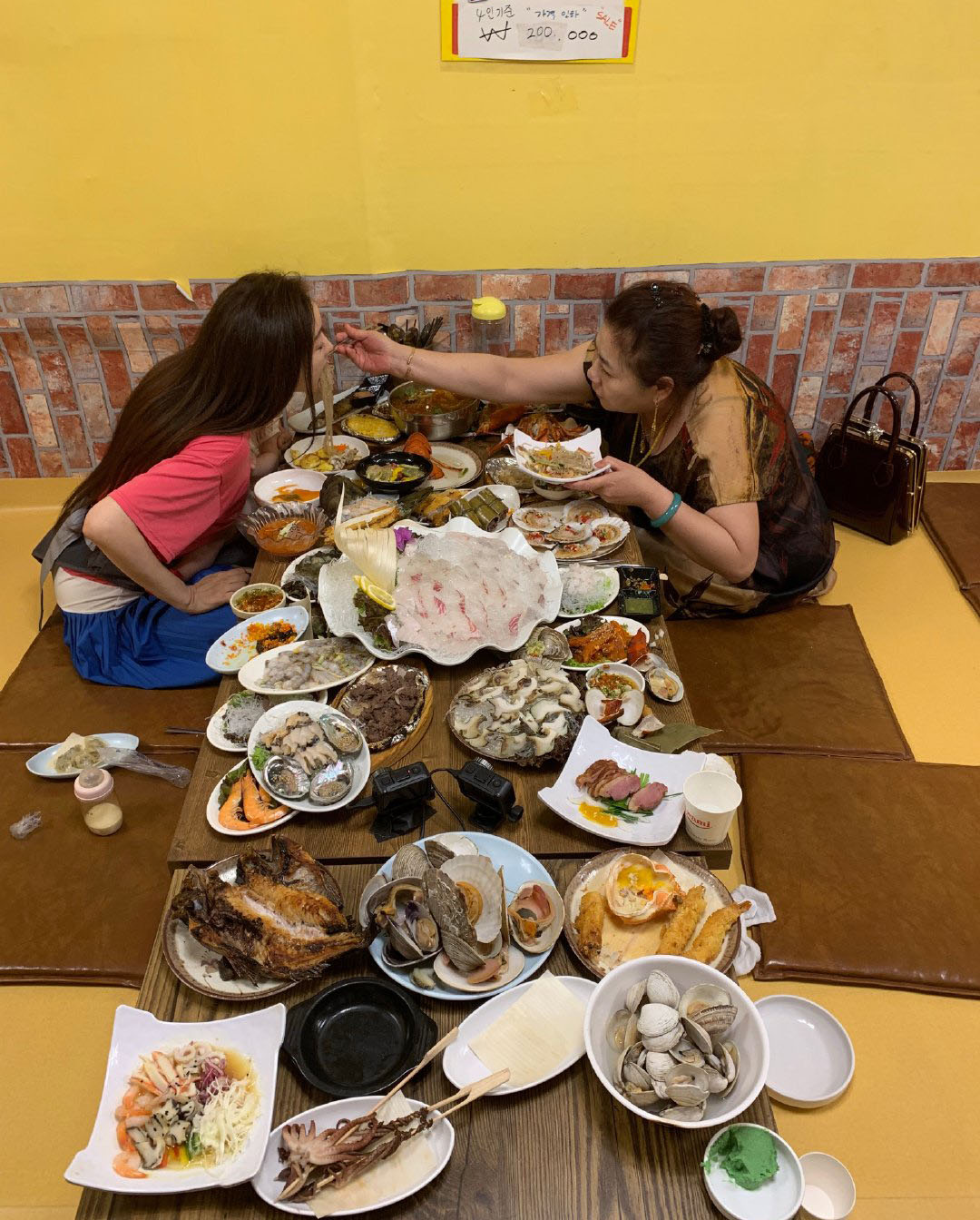 婆婆来了!满满一大桌海鲜龙虾,咸素媛抱女儿没