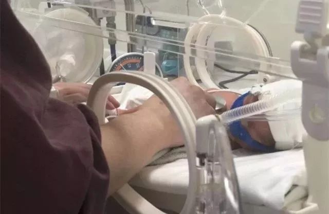 常州一医生连做4台手术后瘫坐在老婆病房门前 我的孩子正在抢救图片 30287 640x416