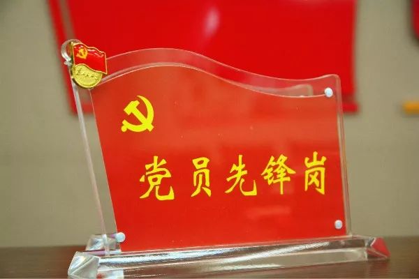 研究有限公司党支部书记桑志雄带领党员宣读誓词,一同回忆入党初心:"