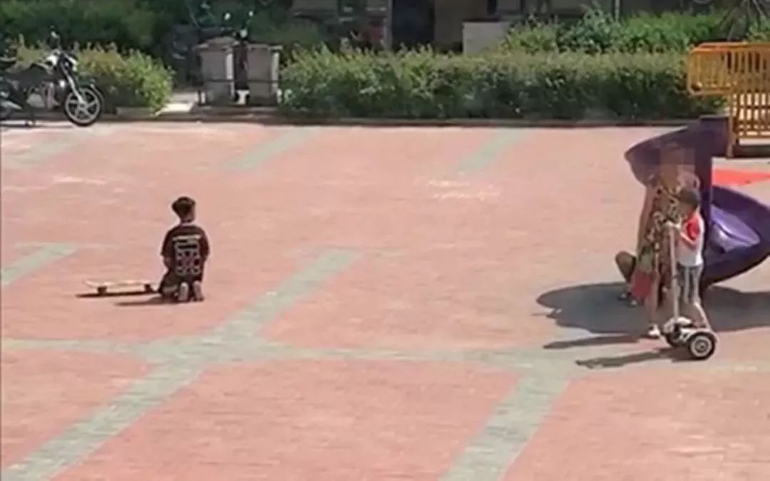 但当时, 那名家长看到两人拌嘴后很生气,就让他跪在了地上.