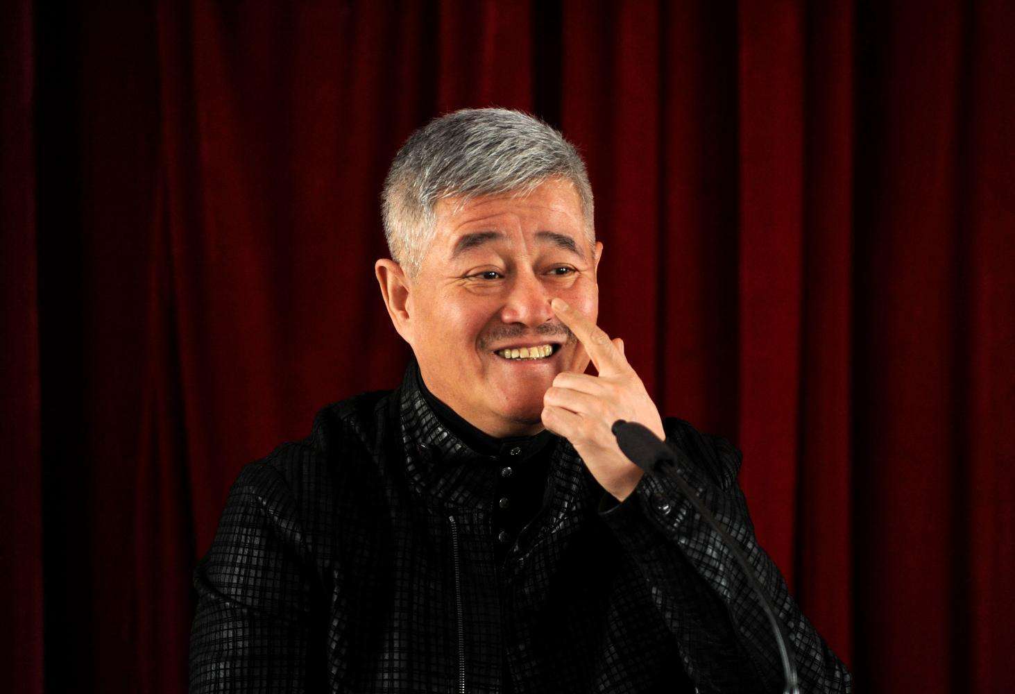 网曝赵本山《刘老根3》现场近照,胖了太多,发型也不再“支棱” 99真人网上娱乐平台