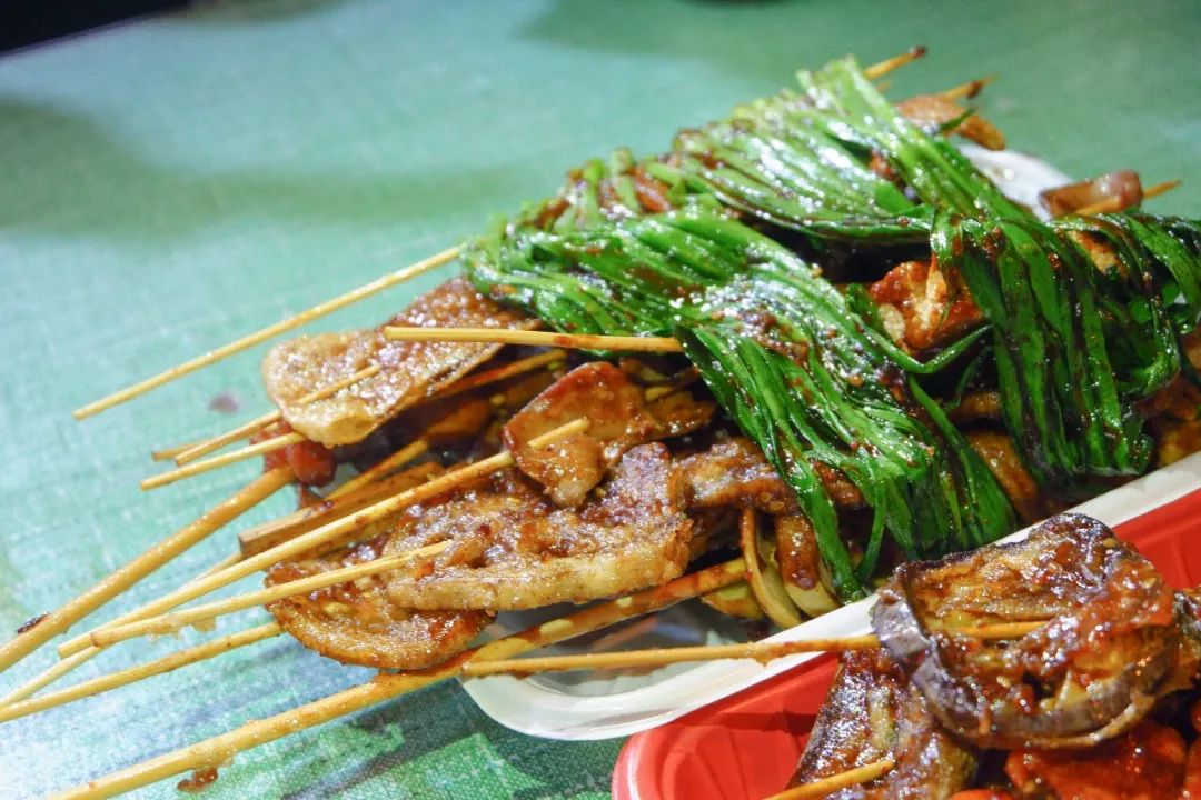 更绝的就是配上酱料的炸串们.一口,只要一口,你一定会沦陷.