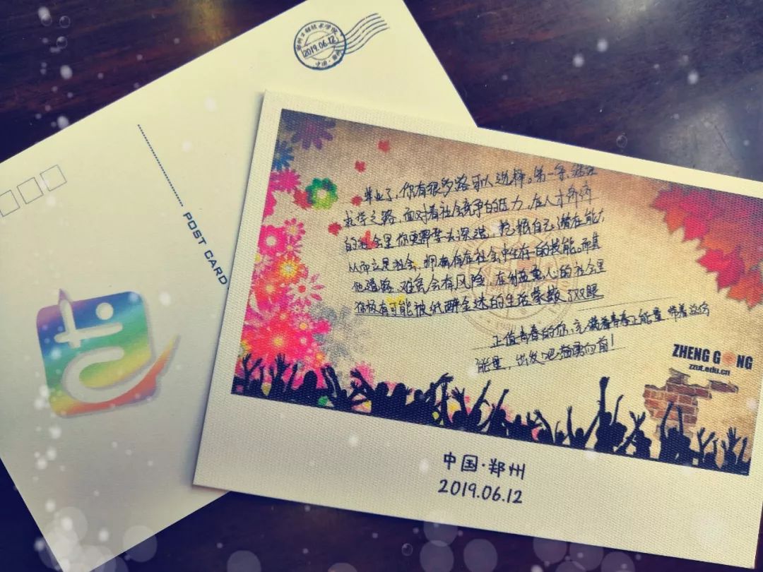 毕业了他给每位学生定制专属明信片