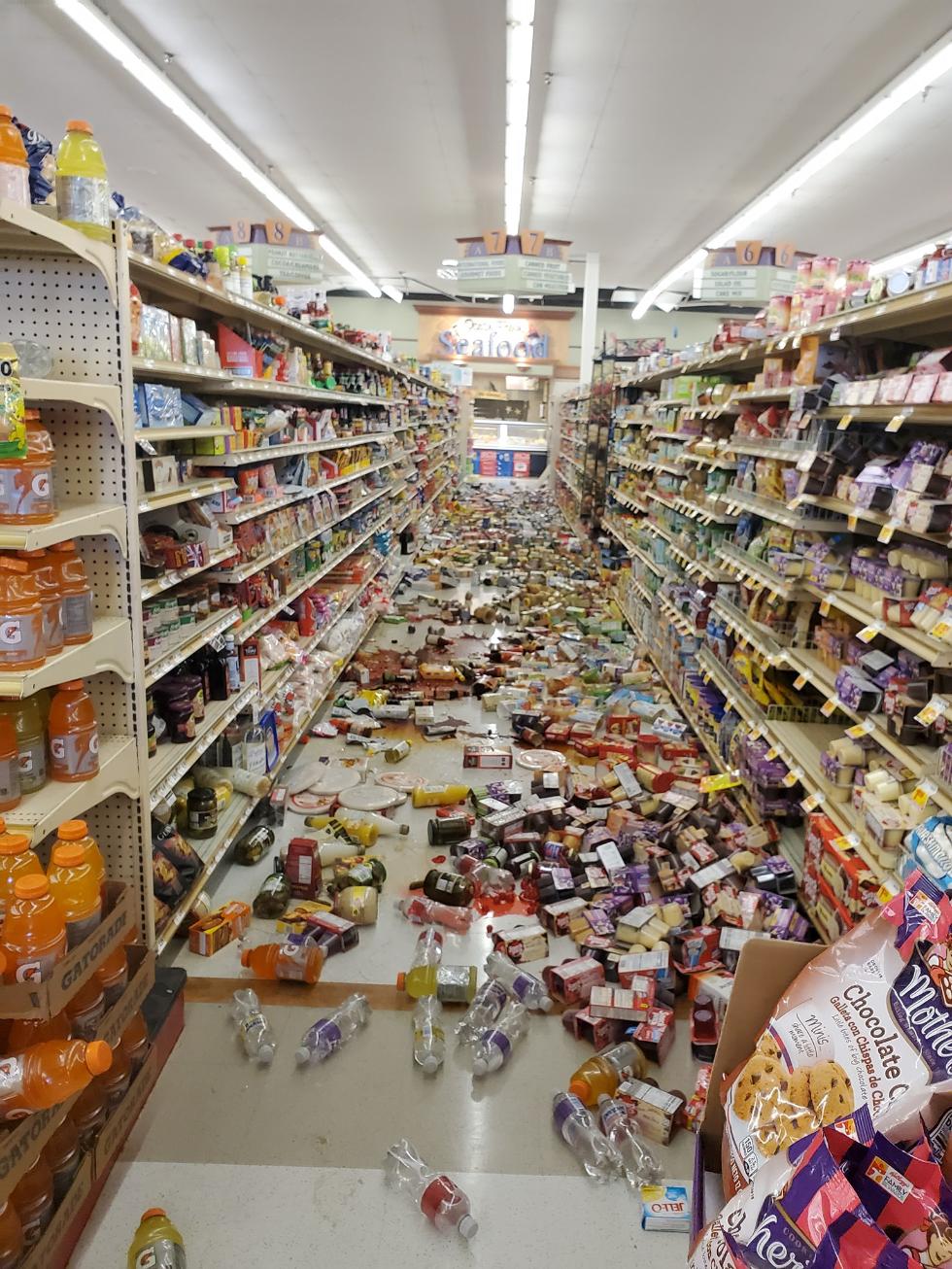 加州6.4级地震引发次余震:路面断裂 超市饮料全洒出
