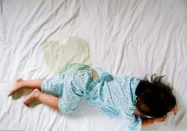                     原创            宝宝经常尿裤子？可能不是孩子的原因，而是父母做错了