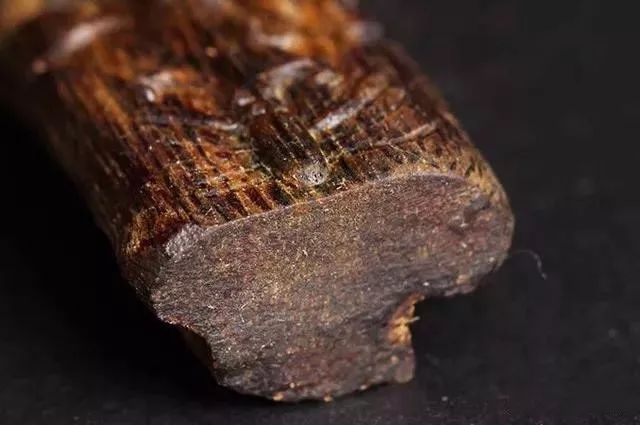 白奇楠就是奇楠中的生奇,好似沉香中的生结,而绿奇楠是熟奇楠,其醇化