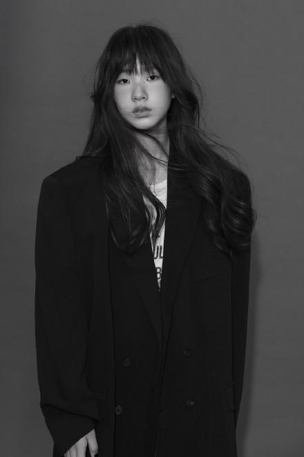 小S大女儿拍时尚封面装大人,姨妈大S拍写真