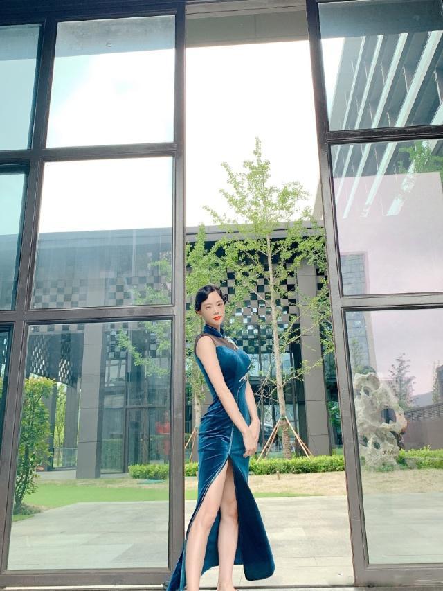 “亚洲第一美女”克拉拉,穿旗袍优雅又妩媚,依旧遮不住的性感! 新利18官网