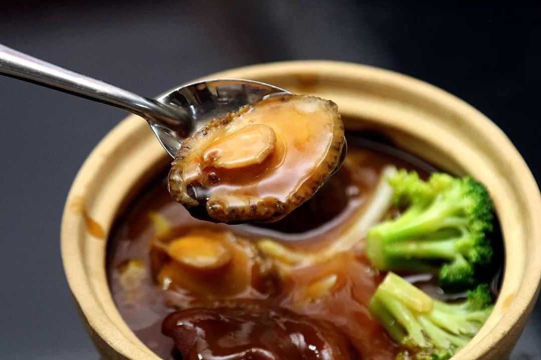 一口鲍鱼,一口 胶原蛋 白,再来一口沾点鲍汁的白米饭,落到嘴里的鲜美