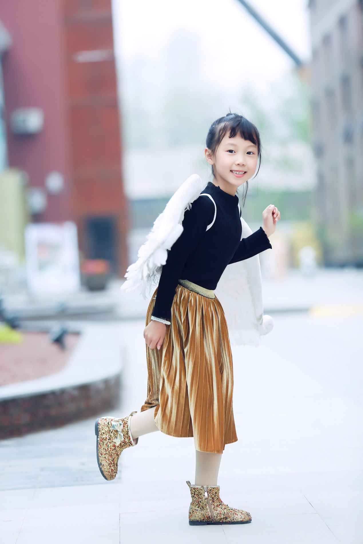 刘芮萌曝光写真变身小天使灵动活泼惹人爱