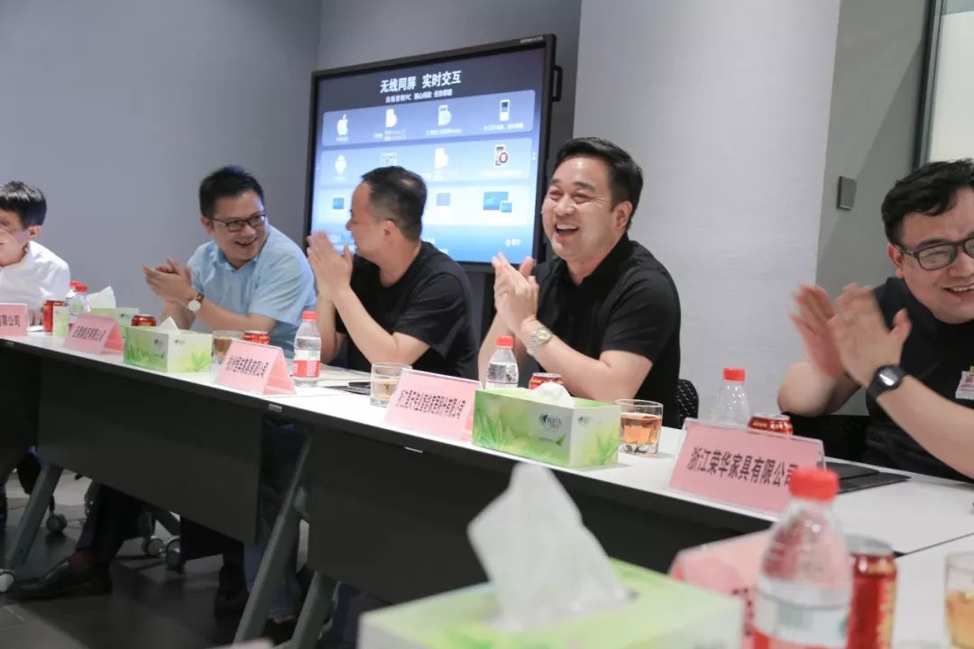 走在最前方的分别是科尔卡诺集团负责人丁雪东与经