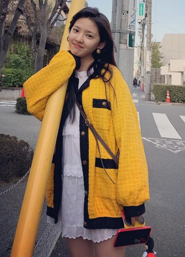章若楠为证明自己的颜值素颜出镜还不p图看到腿后网友沉默