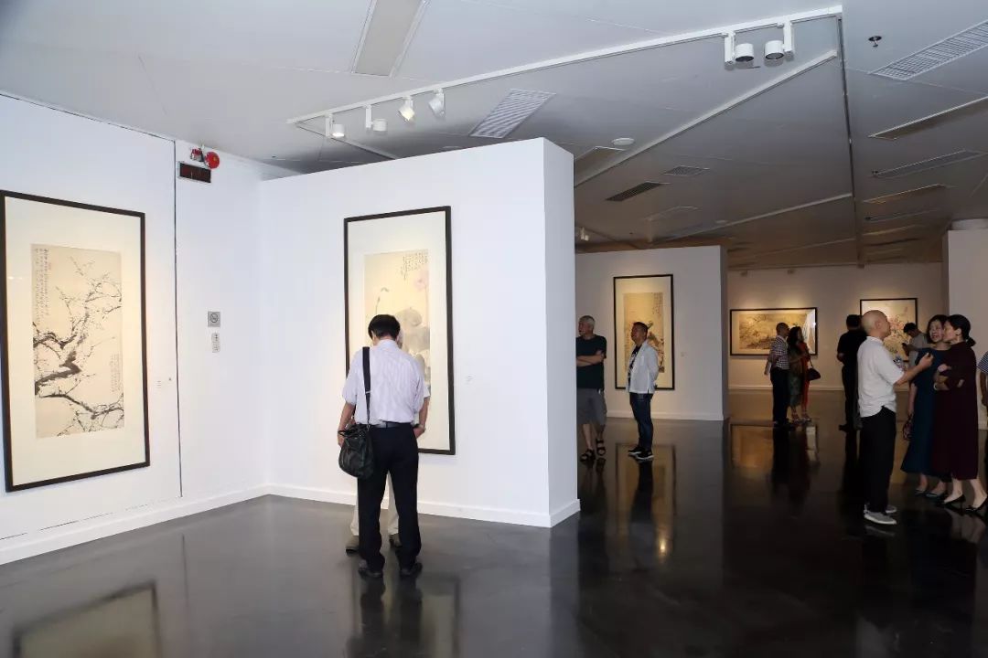 1987年中央美术学院中国画系花鸟高研班结业,2009年退休,供职深圳画院