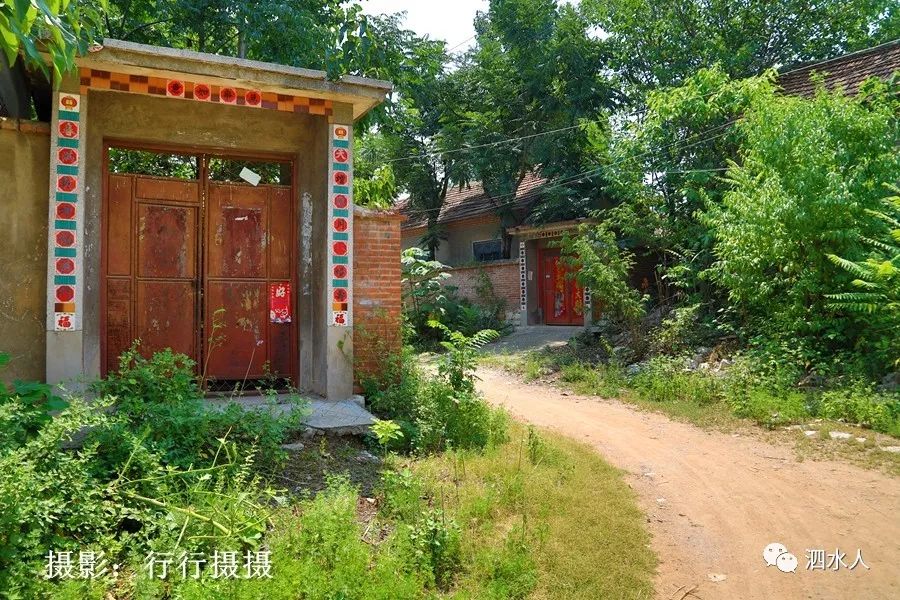 纪实随拍:走进泗水古村落金庄大泉村,请问:这些都是谁