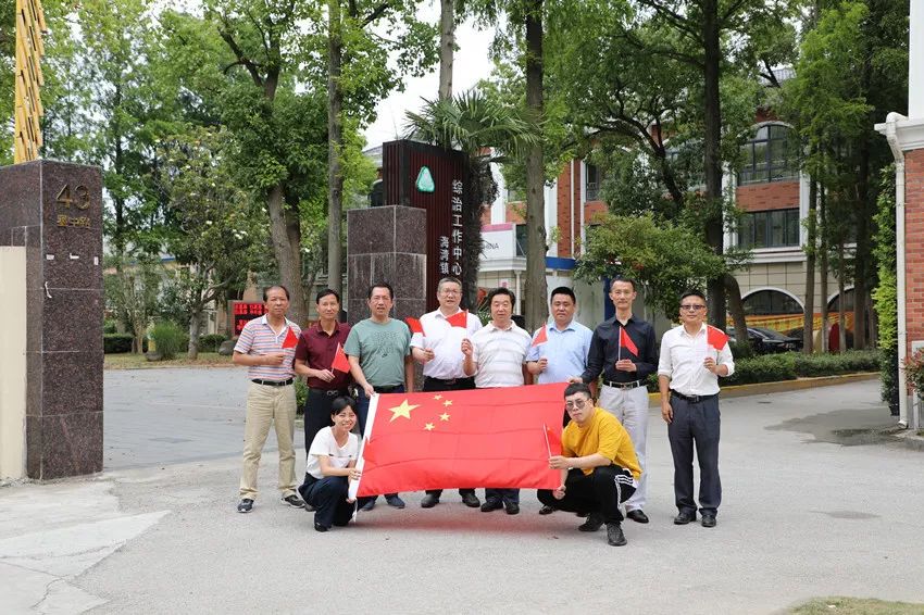 党员们纷纷以"我和国旗合张影 我向党旗敬个礼"为主题,回忆自己与中国