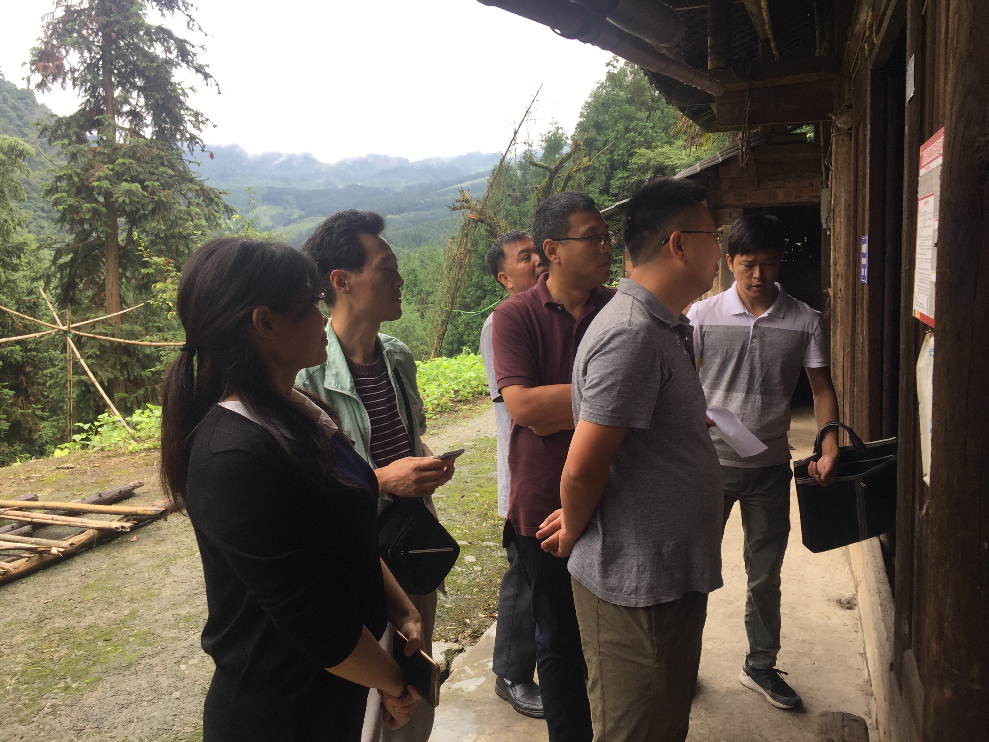 检查组一行在雨城区人民政府召开座谈会,副区长毛健汇报了雨城区2018