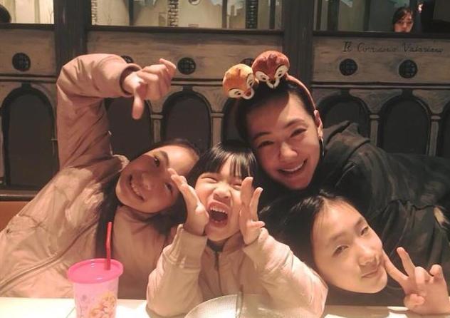小s13岁女儿登杂志,一张高级脸不输杜鹃,神情冷酷颇有