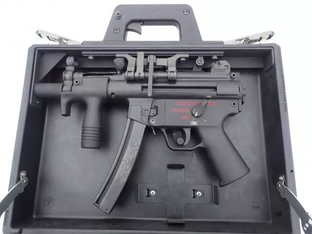 而且小型化后mp5k公文包枪射速还增加了一倍,其中半自由枪机式的设计