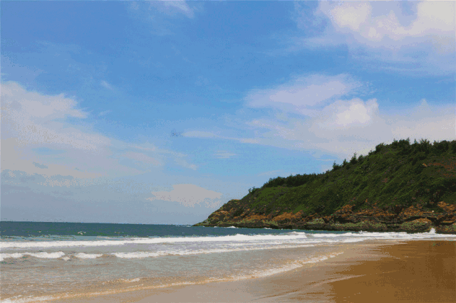 柔软,沙层厚实 水面清澈,平津无波 夏秋季,每当星辰消失 旭日钻出海面