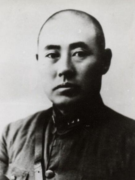 他是傅作义的猛将,打仗善于以智取胜,在绥远宣布起义,后授上将 黄色网站网址